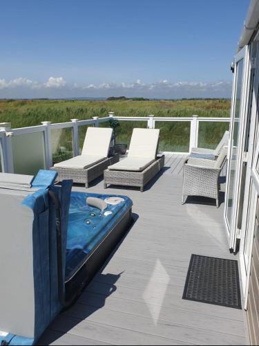 Nature Retreat Lodge with Hot Tub — 4-Star Luxury Hotel in Selsey, United Kingdom