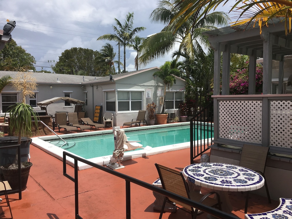 Richards Motel Courtyard - photo 47