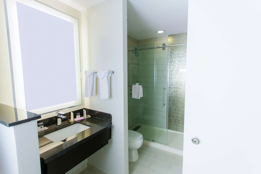 DoubleTree by Hilton Hotel Savannah Historic District - photo 34