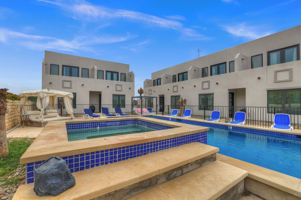 The Bentley Hotel Palm Room Hill Country View in Johnson, United States