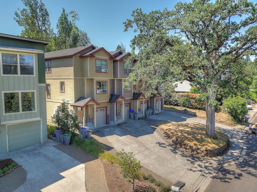Spacious B2 Townhome with Fireplace and BBQ on the Deck by RedAwning - photo 24