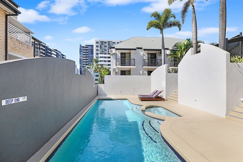 Parkview Apartments — 4-Star Luxury Hotel in South Brisbane, Australia