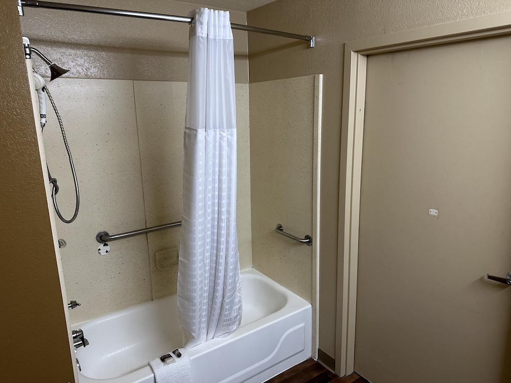HomeTowne Studios by Red Roof Southfield - photo 12