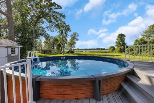 Lake Front Home with Pool and Stunning Views — Annandale — photo 2