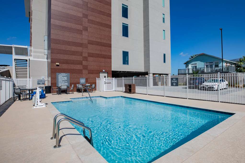 La Quinta Inn & Suites by Wyndham Galveston North at I 45 - photo 10