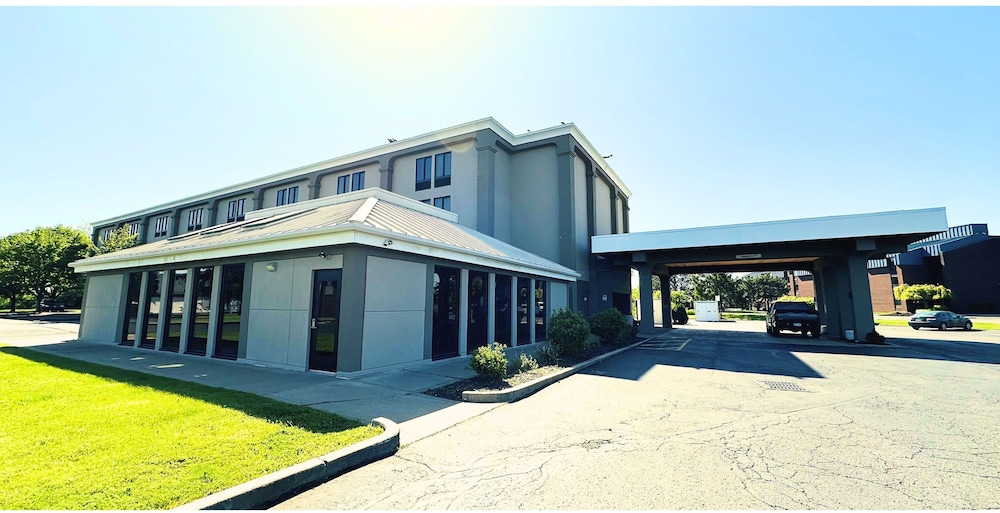 Country Inn & Suites by Radisson Canton near Hall - featured photo