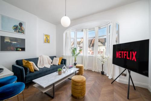 Beautiful luxe 3 Bedroom with 4 Beds — 4-Star Luxury Hotel in London, United Kingdom