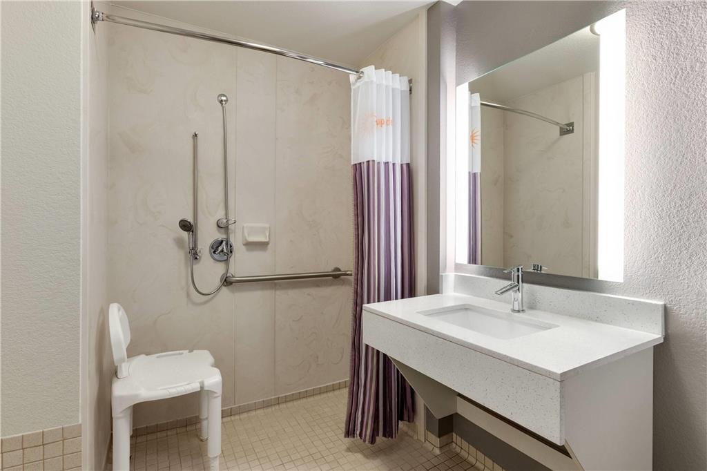 La Quinta Inn & Suites by Wyndham Arlington North 6 Flags Dr - photo 10