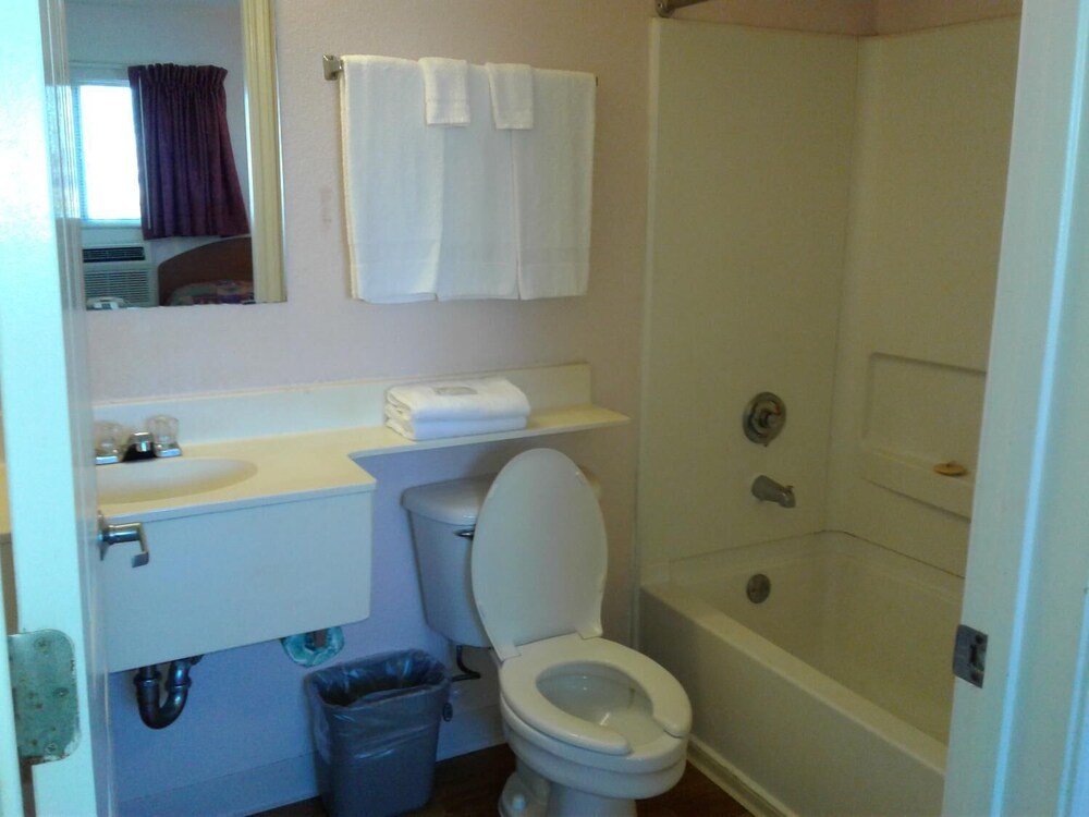InTown Suites San Antonio East - photo 18