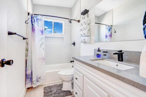 Fully Remodeled Landscaped King Beds Desk Space