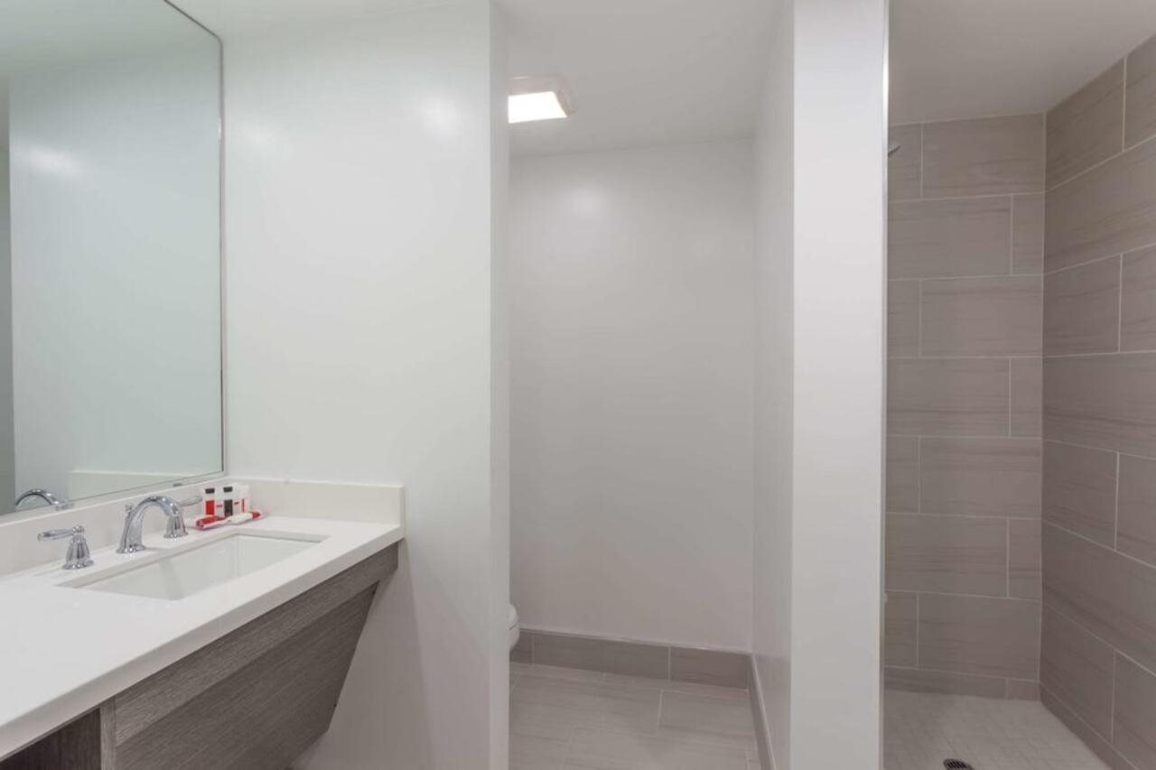 Ramada Hotel and Conference Center by Wyndham San Diego North - photo 9