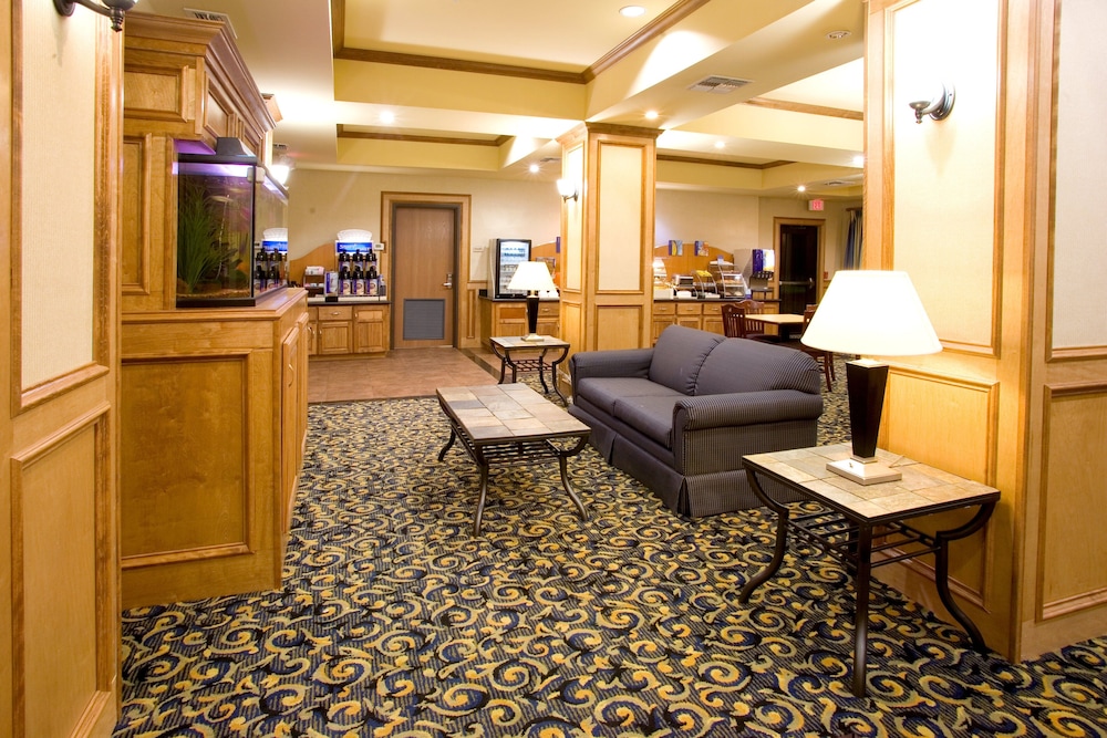 Holiday Inn Express and Suites Jourdanton Pleasant - photo 21
