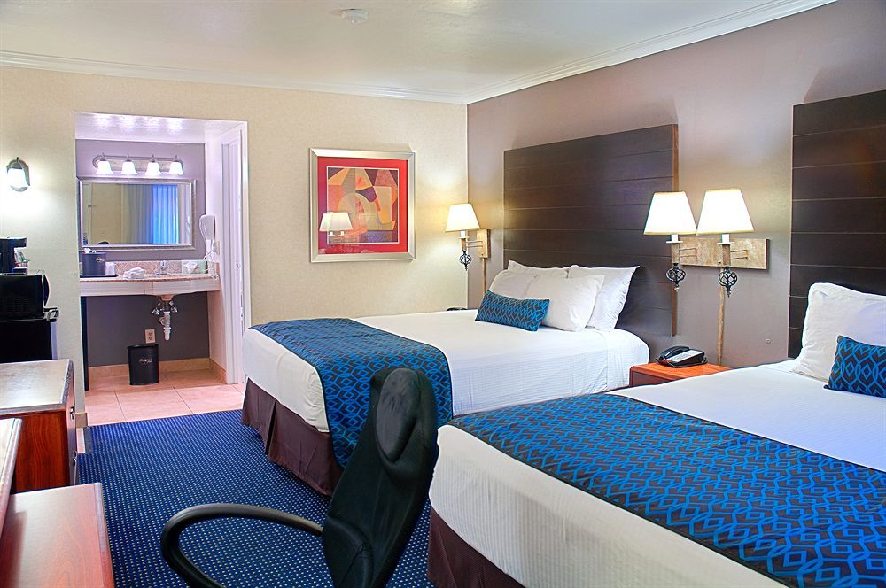 Tempe Phoenix Airport InnSuites at the Mall Hotel - photo 17