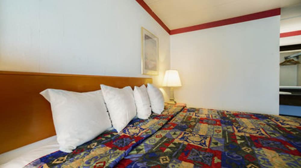 Loyalty Inn Maryville - photo 11