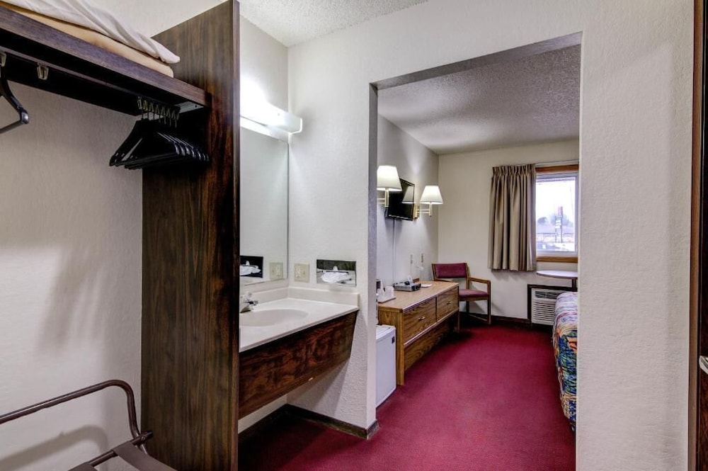 Bloomer Inn & Suites - photo 17