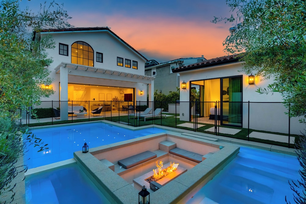 Villa Camellia Charming 5 BR Home in the Heart of Studio City — 4-Star Luxury Hotel in Los Angeles, United States
