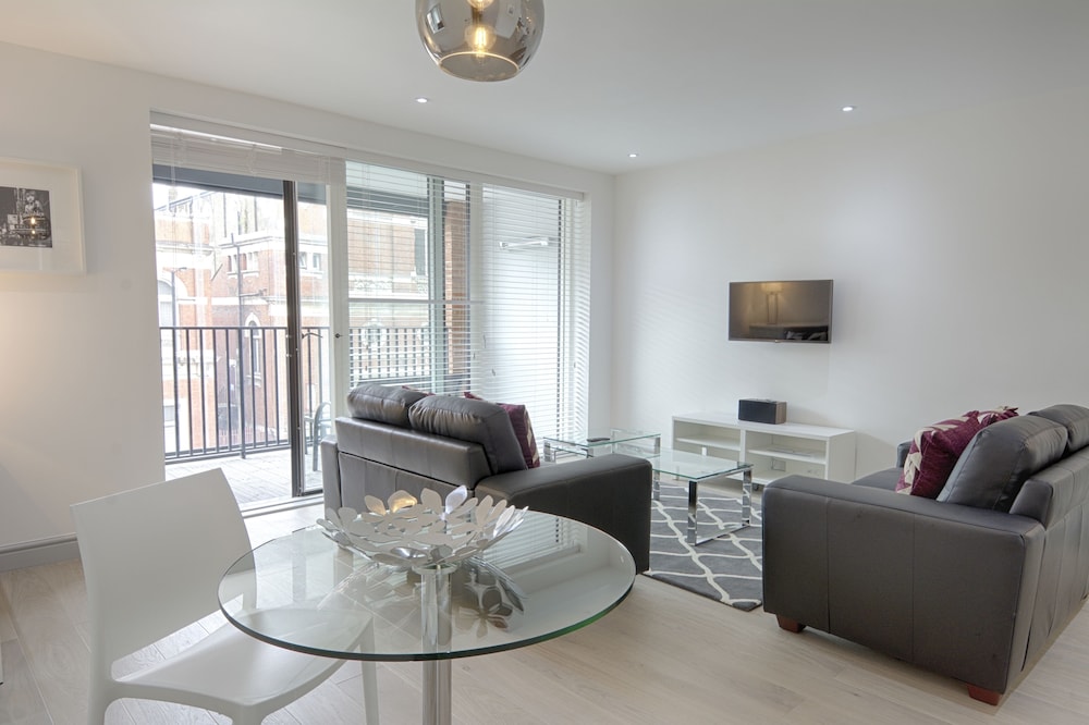 Roomspace Apartments La Roka — 4-Star Luxury Hotel in London, United Kingdom