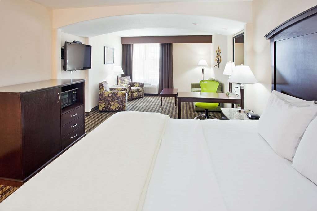 La Quinta Inn & Suites by Wyndham Fowler - photo 22