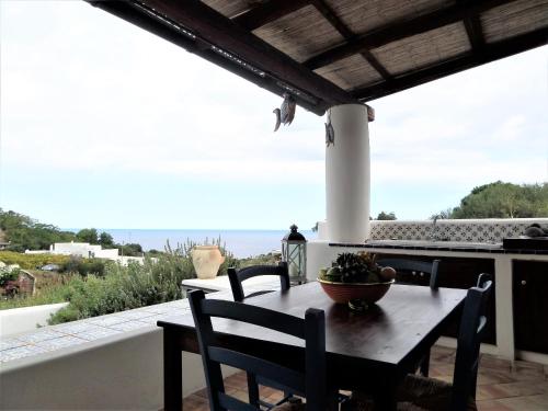 Casa La Papera in centro a Malfa — 4-Star Luxury Hotel in Malfa, Italy