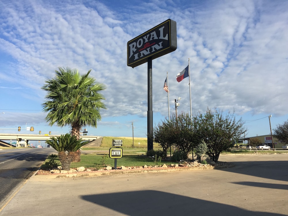 Royal Inn Pearsall - photo 26