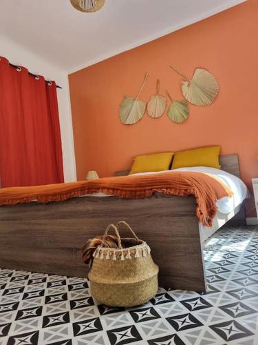 Le Petit Ecusson a la Cathedrale in Nimes, France