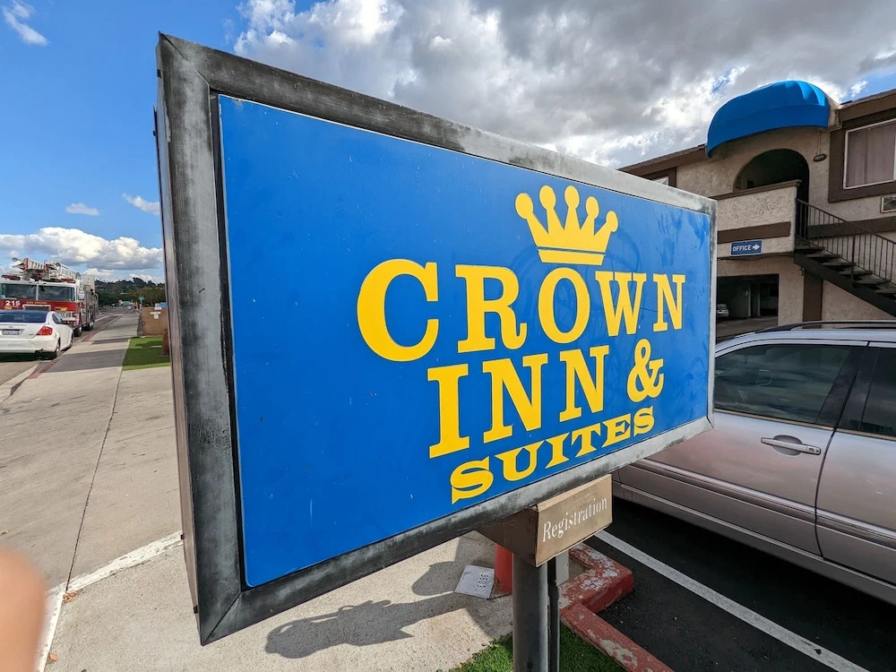 Crown Inn & Suites - photo 7