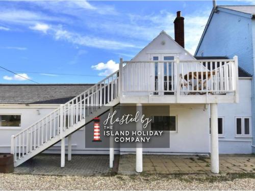 The Gate Stunning Garden Apartment in Freshwater Bay — 4-Star Luxury Hotel in Freshwater, United Kingdom