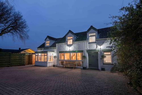 Sundial Cottage Stunning 3 Bed Cottage with Hottub — 4-Star Luxury Hotel in Skelton, United Kingdom