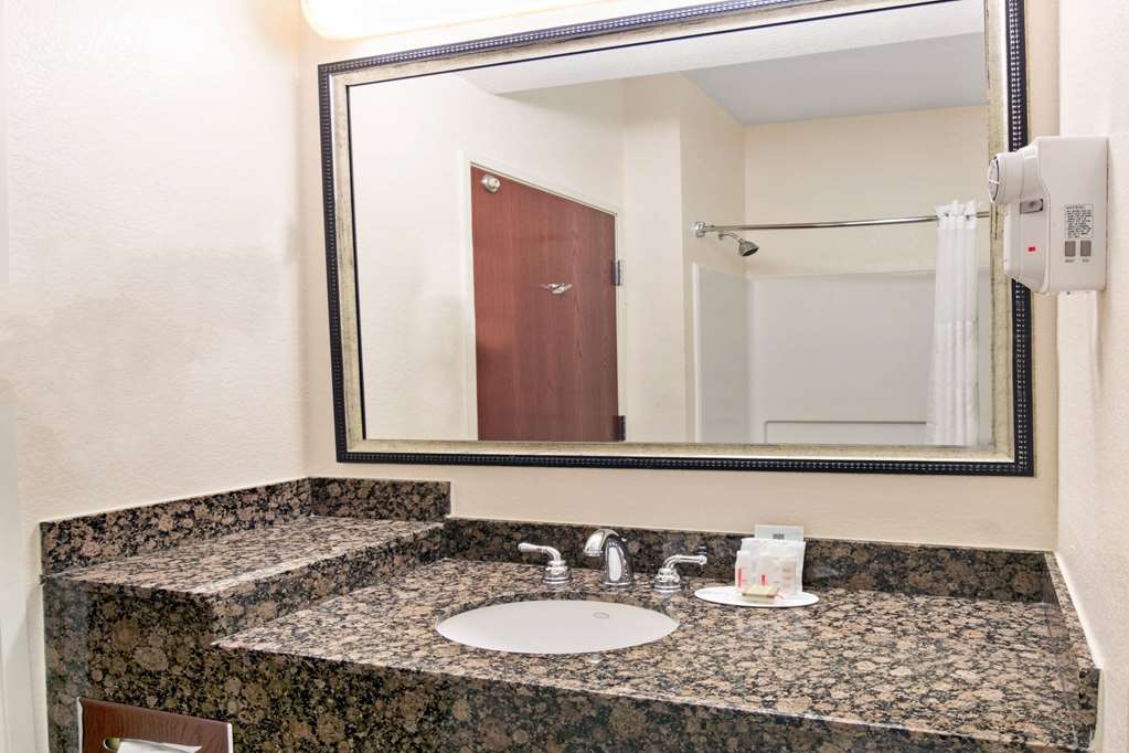 Super 8 by Wyndham Austin Airport South - photo 9