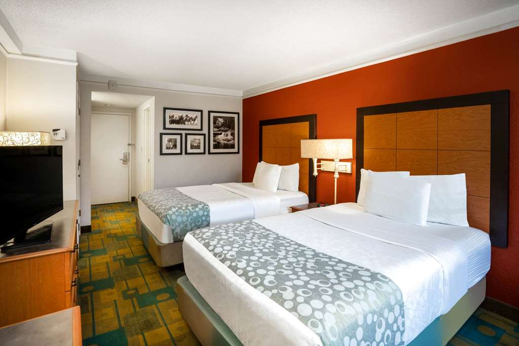 La Quinta Inn & Suites by Wyndham Nashville Airport Opryland - photo 23