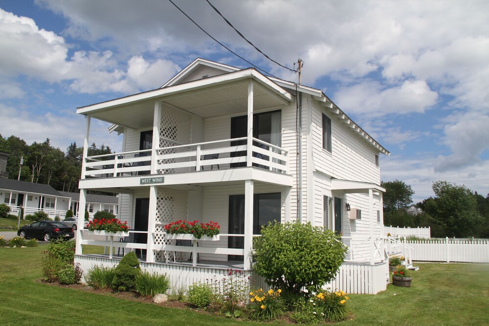 Bluebird Ocean Point Inn - photo 38