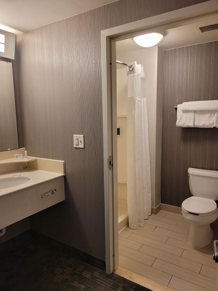 Courtyard by Marriott Erie - photo 18