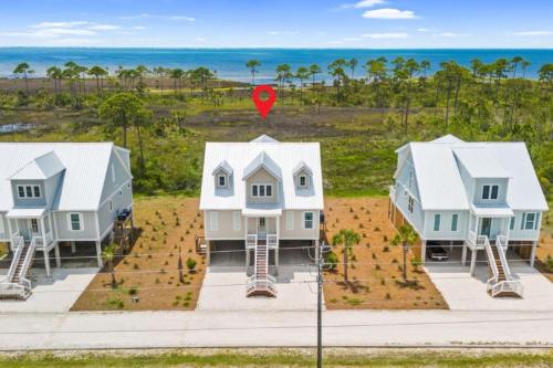 Bayfront 4BR Home with Sunset Decks Putting Green & Bonus Game Room — 4-Star Luxury Hotel in Port Saint Joe, United States