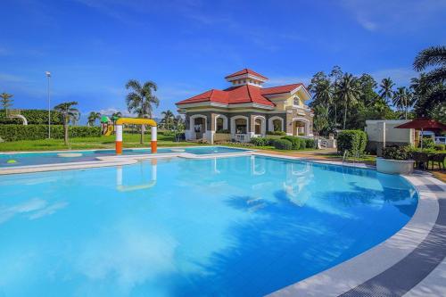 Modern 4 Bedroom House I Close to Malls I Swimming Pool I Maximum 12 Guests I by Bleuspace — 4-Star Luxury Hotel in Magugpo Poblacion, Philippines