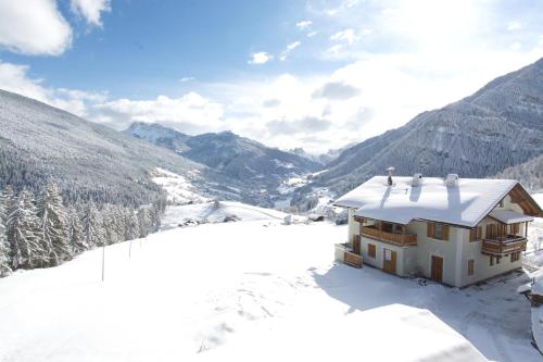 Apartments Stroblhof — 4-Star Luxury Hotel in Ortisei, Italy
