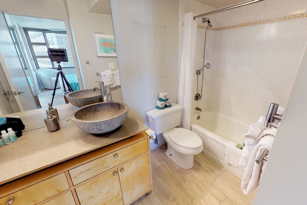 High Level Waikiki Condo Enjoy Ocean Views From Your Private Lanai by Koko Resort Vacation Rentals - photo 12