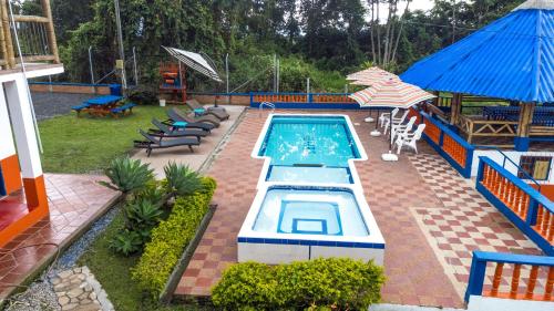 Finca Con Piscina Cerca Del Parque Del Cafe — Piamonte