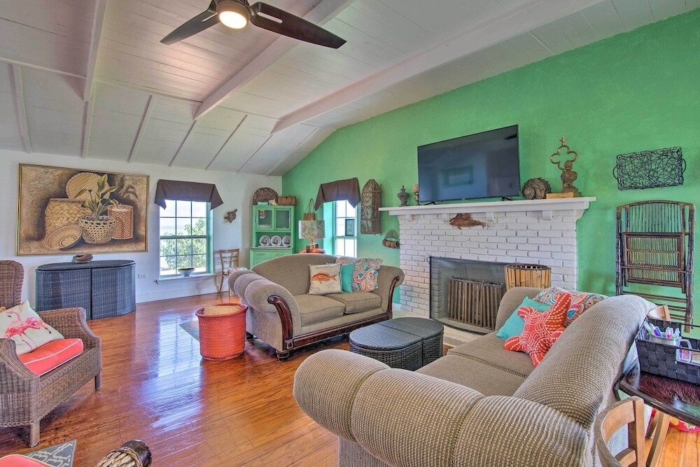 Waterfront Port Isabel Family Home with Pool and Pier — 4-Star Luxury Hotel in Port Isabel, United States