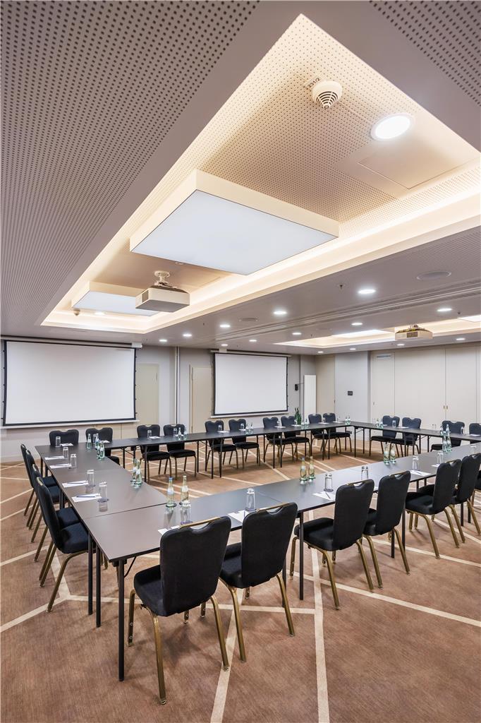 Plaza Suite Ushape frontview