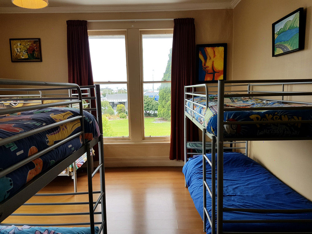 Chillawhile Backpackers Art Gallery — 5-Star Luxury Hotel in Oamaru, New Zealand