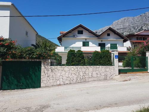 Sandra Apartmani 3 — 4-Star Luxury Hotel in Gradac, Croatia