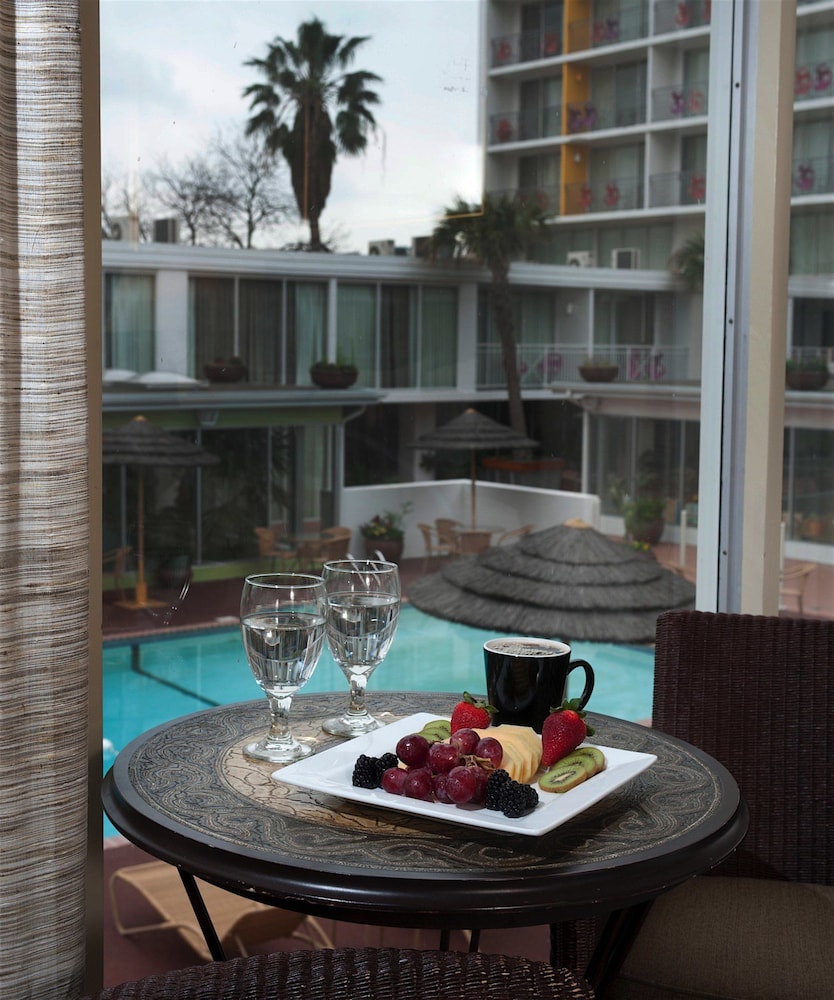 El Tropicano Riverwalk Hotel - photo 9
