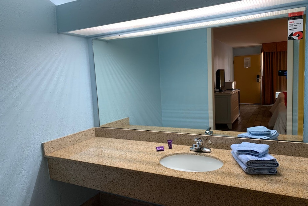 OYO Hotel Dundee By Crystal Lake - photo 26