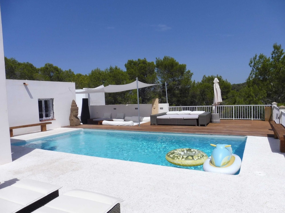 Villa in Cala Tarida With Private Pool & Sea View — 4-Star Luxury Hotel in Sant Josep De Sa Talaia, Spain