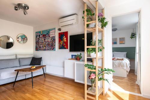 The Base Bright 2BR Near Old Town Walk to Beach — 4-Star Luxury Hotel in Dubrovnik, Croatia