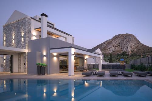 Monti Luxury Villa with Heated Pool & Hot Tub — 4-Star Luxury Hotel in Agios Vasileios, Greece