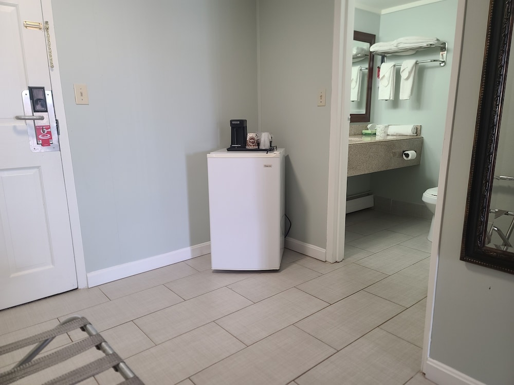 Econo Lodge Inn & Suites Tilton - photo 18