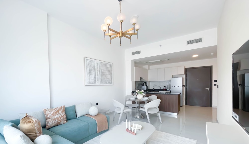 Bright 2Bed Family Home l Pool Gym access — 4-Star Luxury Hotel in Dubai, United Arab Emirates