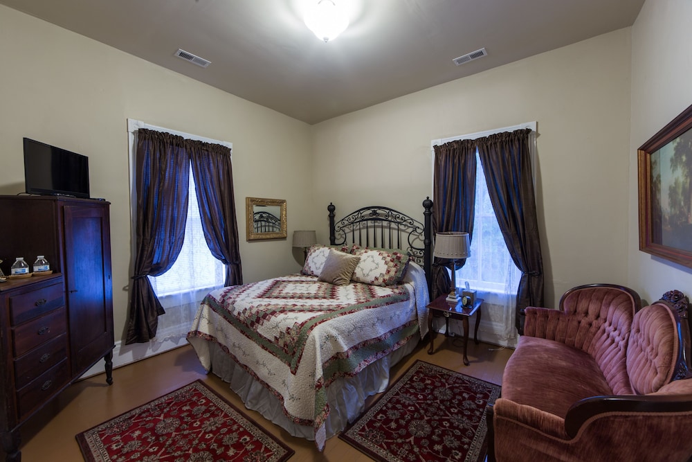 Grand Victorian Inn - photo 8