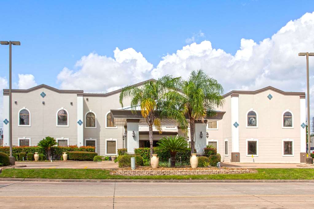 Days Inn & Suites by Wyndham Webster NASA ClearLake Houston - photo 2